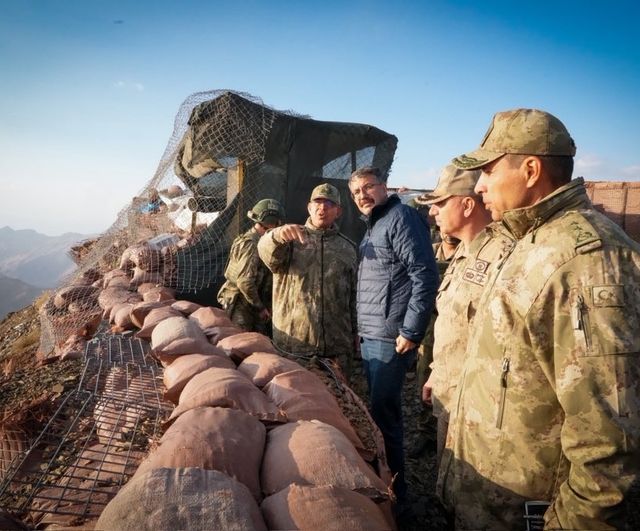 2. Ordu Komutanı Korgeneral Zorlu Topaloğlu, Hakkari'de sınır üslerini ziyaret etti