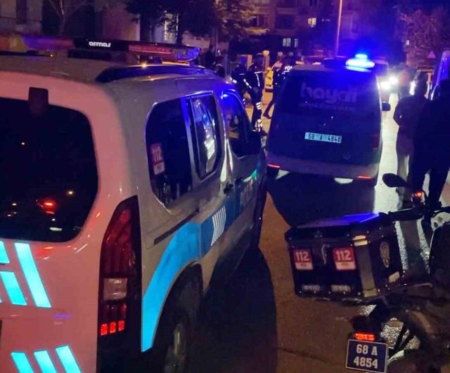 Aksaray’da bekçilerle şüpheli arasında kovalamaca kamerada