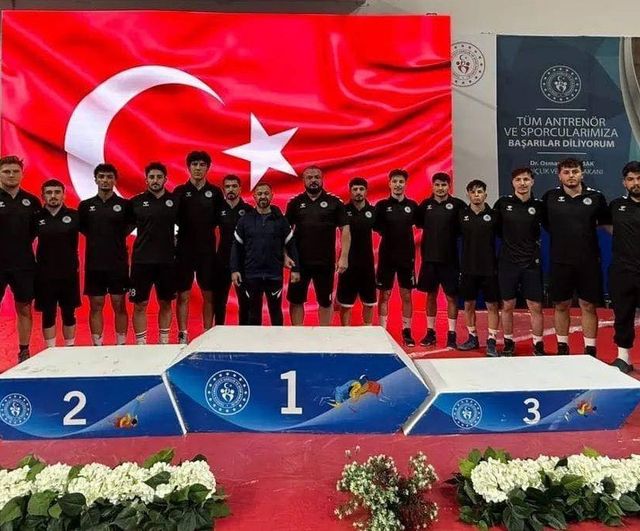 Grekoromen 1. Lig: Erzincan İl Özel İdaresi Spor Kulübü yarı finale yükseldi