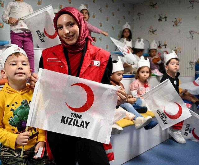 Kuşadası'nda Çocuk Gelişim Merkezi'nde Kızılay Haftası Etkinliği