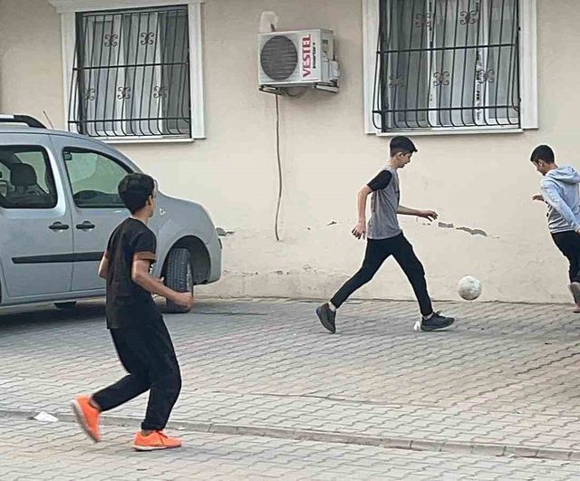 Osmaniye'de Raufbeyspor çocuklarının taş kale transfer videosu sosyal medyada ilgi çekti