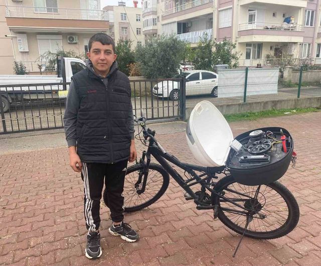 16 yaşındaki özel öğrenci Bayram Efe, bisikletine bağladığı müzik sistemiyle tutkusu olan müziği paylaşıyor