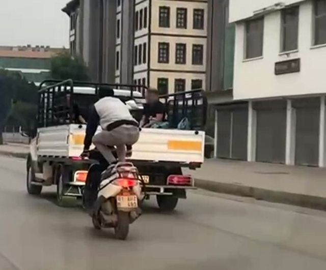 Adana D-400'de Motosiklet Sürücüsünün Çömelip Yatarak Sürüş Anları Kamerada