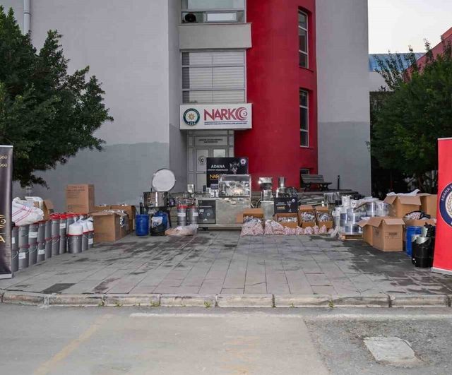Adana’da geri dönüşüm merkezinde uyuşturucu üretimi: 262 bin 473 hap ve 833,5 kg hammadde ele geçirildi