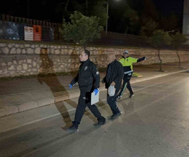 Adana’da lüks otomobil kamyona arkadan çarptı: 1 ölü, 2 yaralı