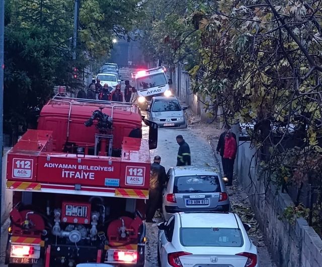 Adıyaman'da çöken yolda mahsur kalan AFAD aracı itfaiye ekipleri tarafından kurtarıldı