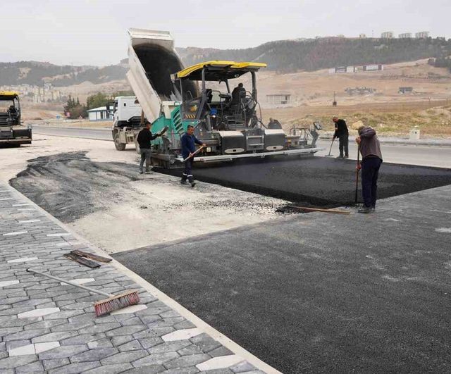Adıyaman'da Esentepe Caddesi okullar bölgesinde asfalt serimi hızlandırıldı
