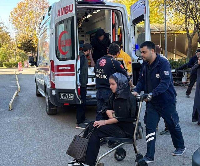 Adıyaman'da Kahta-Siverek Karayolu'nda minibüs ile otomobil çarpıştı: 5 yaralı