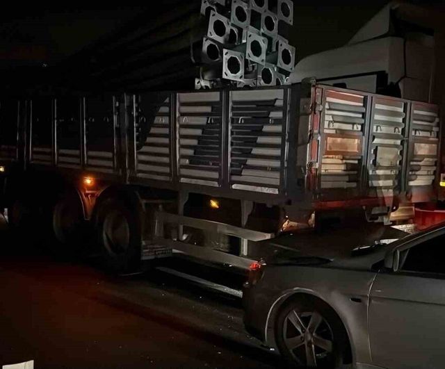 Afyonkarahisar Bolvadin'de iki tır ile otomobil çarpıştı: 1 kişi yaralandı