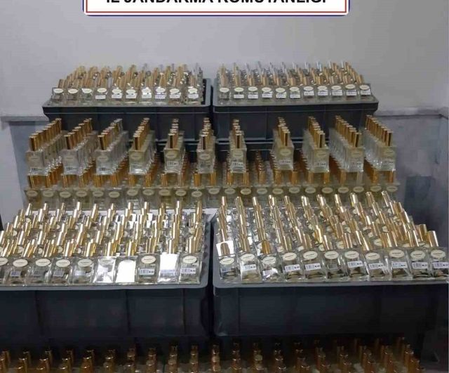 Afyonkarahisar'da 1,2 milyon TL değerinde 2 bin 200 şişe kaçak parfüm ele geçirildi