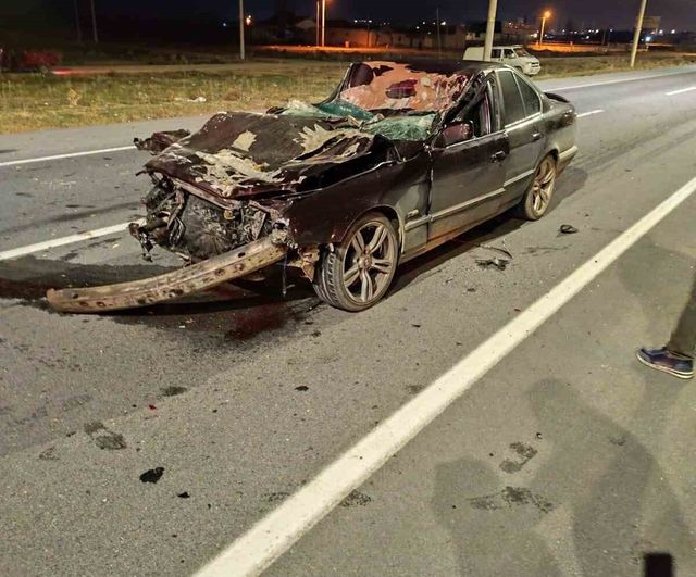 Afyonkarahisar’da hurdaya dönen otomobilin 22 yaşındaki sürücüsü ağır yaralandı