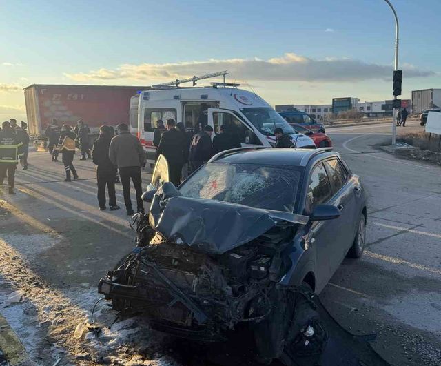 Afyonkarahisar'da öğrenci servisi ile otomobil çarpıştı: 18 yaralı