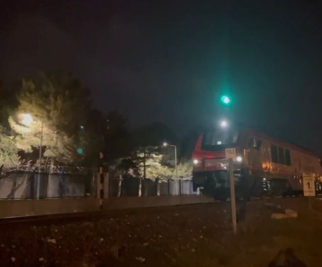 Afyonkarahisar'da raylardan karşıya geçerken lokomotifin çarptığı 16 yaşındaki genç hayatını kaybetti