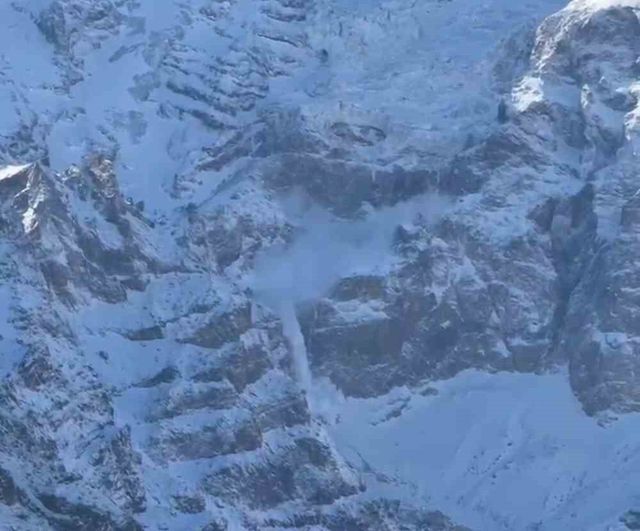 Ağrı Dağı'nın Kuzey Yamacında Çığ Düştü; Dağcılar Olayı Cep Telefonuyla Kaydetti