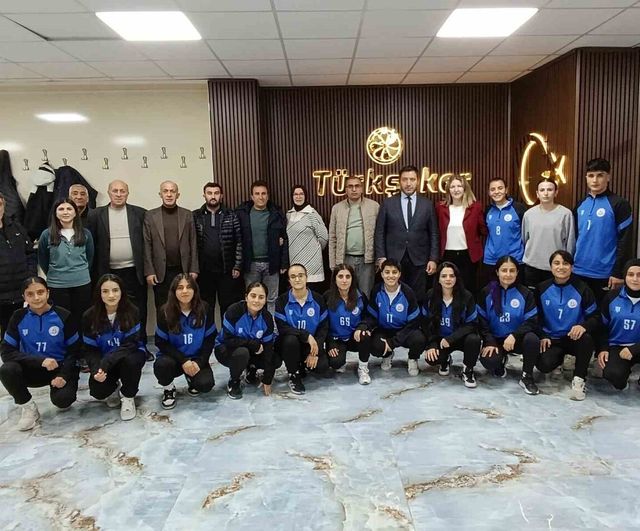 Ağrı Şeker Fabrikası'ndan Ağrı Kadın Futbol Takımına Moral Yemeği