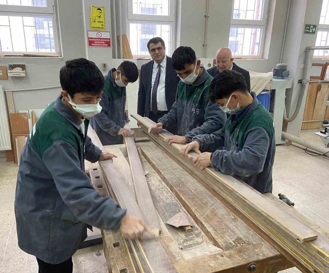 Akdağmadeni Meslek Lisesi, TOKİ Camii'nin duvar kaplama ve mobilya işlerini üstlendi
