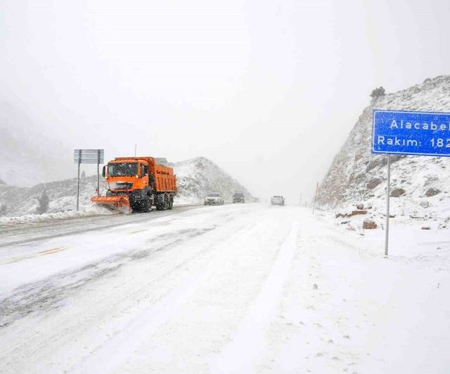 Akseki Alacabel’de kar etkisini sürdürüyor: 1825 metrede 5-10 cm'e ulaştı