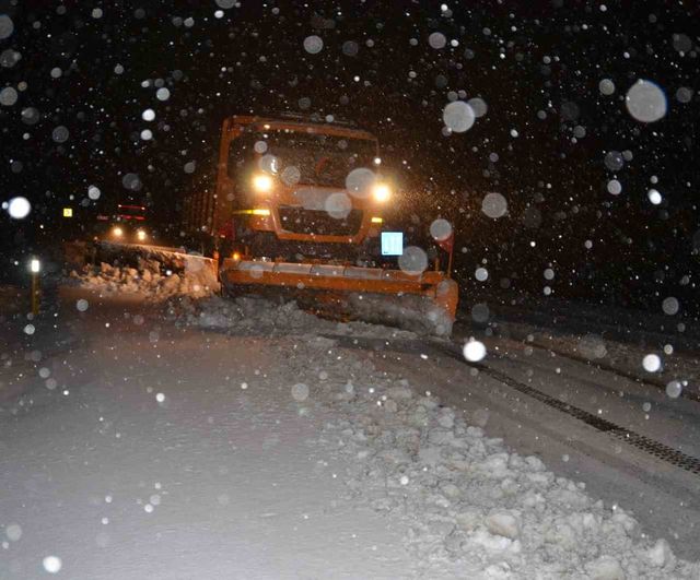 Alacabel'de kar yağışı: Akseki-Seydişehir yolu ekip çalışmasıyla açık tutuluyor