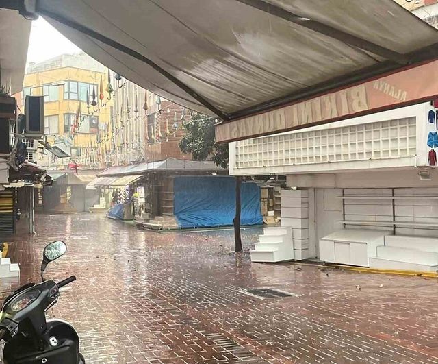 Alanya’da öğle saatlerinde sağanak ve dolu etkili oldu