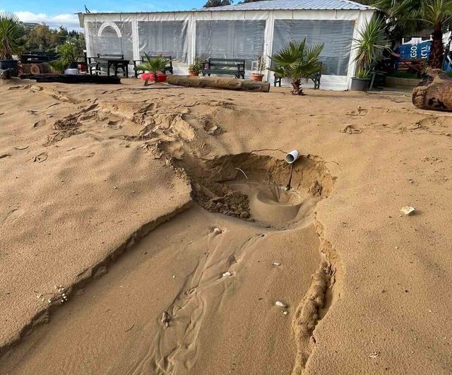 Alanya İncekum'da Ölükler Deresi taştı, sahildeki otel kafesi yıkıldı
