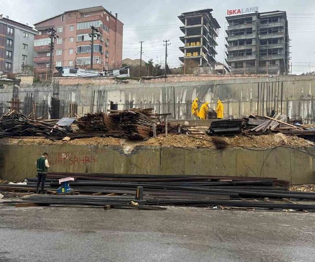 Alaplı'da Kültür Merkezi İnşaatında Güvenlik İhmali: Yol Kenarında Korumasız Çalışma Endişe Yarattı