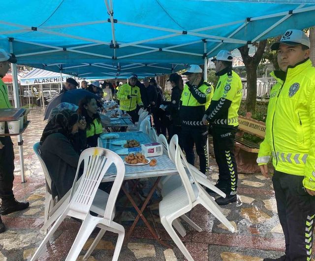 Alaşehir’de trafik kazasında şehit olan 2 polis için mevlit ve lokma töreni düzenlendi