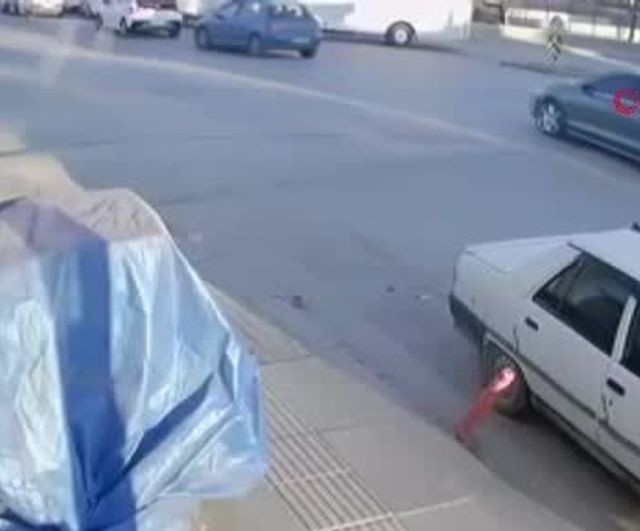 Ankara Sincan'da motosiklet, kırmızı ışıkta duran otomobile çarptı — 1 yaralı