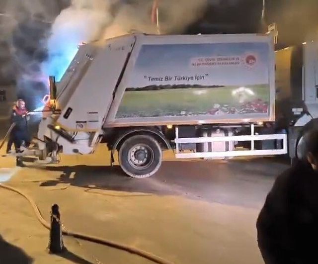 Antakya'da çöp kamyonunda yangın: sürücü aracı itfaiye istasyonuna götürdü