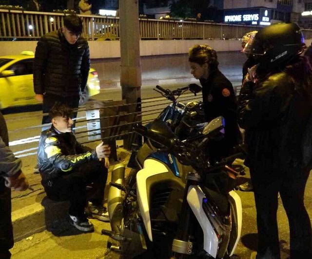 Antalya'da alt geçitte motosiklet otomobile çarpıp bariyere çarptı: Sürücü yaralandı