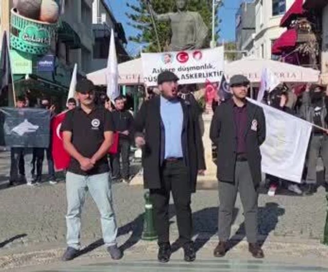 Antalya'da basın açıklaması sırasında iki muhalif grup arasında tartışma