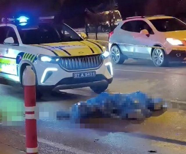 Antalya'da kamyonla çarpışan 17 yaşındaki motosiklet sürücüsü yaşamını yitirdi