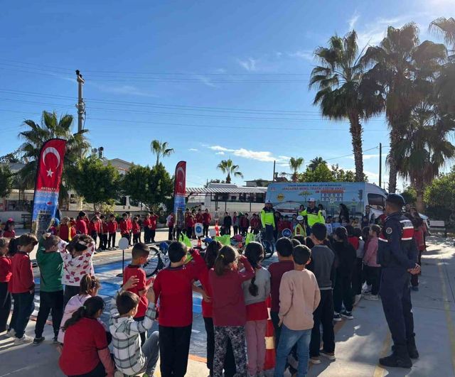 Antalya İl Jandarma Komutanlığı'ndan Okullarda Trafik Eğitimi: Öğrencilere Güvenli Trafik Bilinci Kazandırılıyor