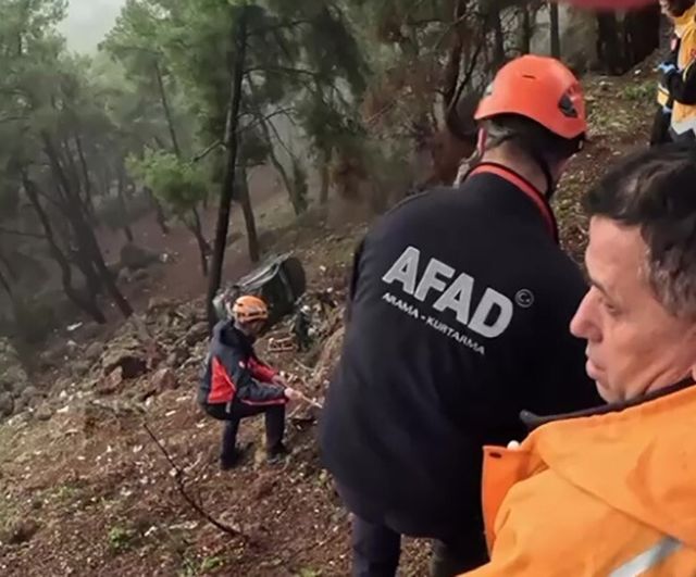 Antalya Kepez'te uçuruma yuvarlanan sürücü AFAD ve itfaiye ekiplerince kurtarıldı