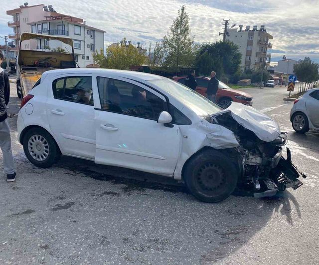 Antalya Serik'te kavşakta çarpışma: 4 yaralı