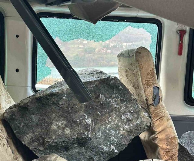 Artvin-Borçka kara yolunda minibüsün üzerine kaya düştü, 3 kişi yaralanmadan kurtuldu