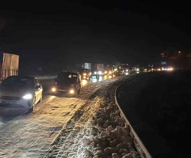 Artvin'de heyelan: Borçka-Hopa karayolu Demirciler mevkisinde ulaşıma kapandı