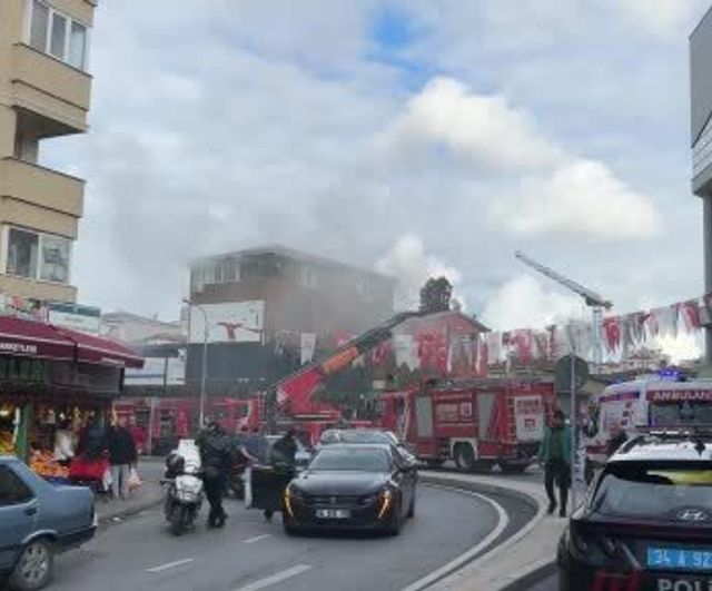 Ataşehir'de iş yeri deposunda yangın: Üst katta mahsur kalan iki kişi kurtarıldı