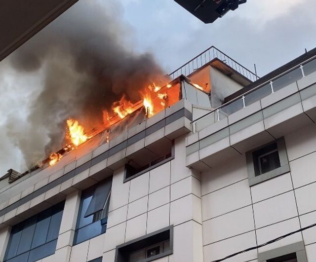 Ataşehir'de otelde çatı katı yangını kontrol altına alındı