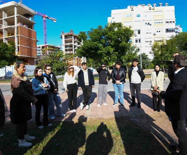 AÜ öğrencileri Muratpaşa dostluk parklarında göç ve kültürel çeşitliliği yerinde inceledi