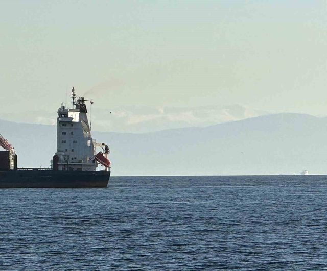 Avcılar'dan görünen Uludağ: Mevsimin ilk karı 2 bin 543 metre zirveyi beyaza bürüdü