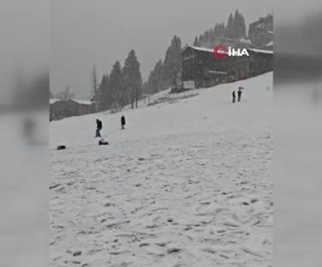 Ayder Yaylası'nda kar yağışı yaylayı beyaza bürüdü