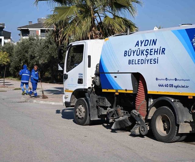 Aydın Büyükşehir'den Kuşadası'nda kapsamlı çevre bakım ve temizlik çalışması