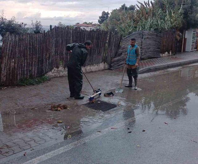 Aydın Büyükşehir ve ASKİ’den sağanak mesaisinde mazgal temizliği