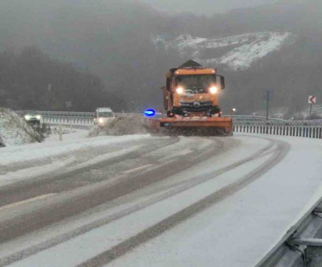 Bartın’da İki Gündür Süren Kar ve Karla Mücadele Çalışmaları Sürüyor