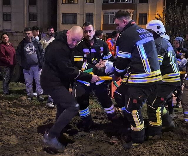 Bartın'da kırmızı ışıkta duran tıra çarpan otomobil dorsede saplandı — 1 yaralı