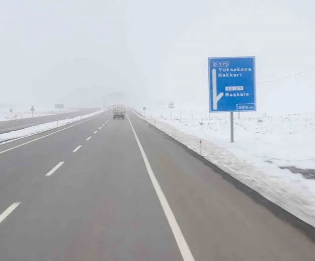 Başkale'de Yoğun Sis Etkili: Görüş Mesafesi 5 Metreye Düştü, Karla Mücadele Sürüyor