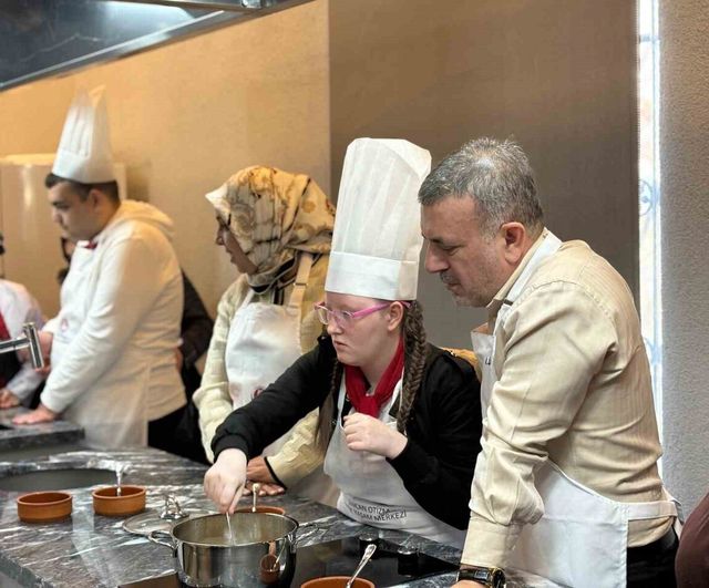 Başkan Murat Ercan, Sincan Otizm Aktif Yaşam Merkezi öğrencileriyle Yerli Malı Haftası'nda aşure yaptı