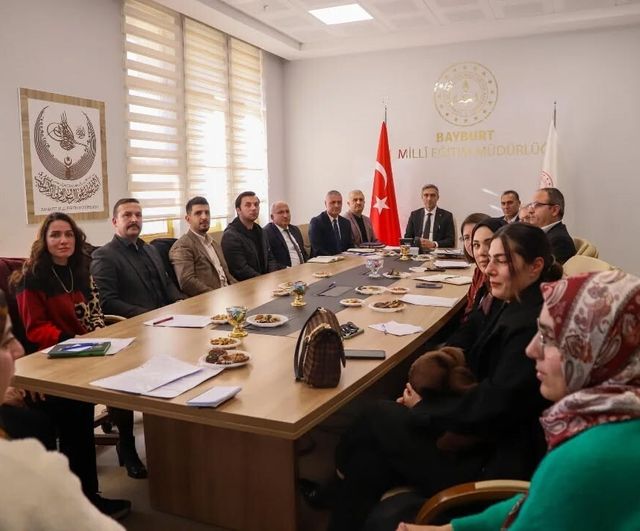 Bayburt'ta birleştirilmiş sınıf öğretmenleriyle değerlendirme toplantısı