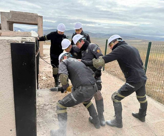 Bayburt'ta Çevik Kuvvet personeline enkazda arama ve kurtarma eğitimi tamamlandı