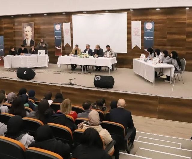 Bayburt’ta Liseler Arası Münazara Yarışması: Bayburt Lisesi ile Kız Anadolu İmam Hatip Lisesi Karşılaştı